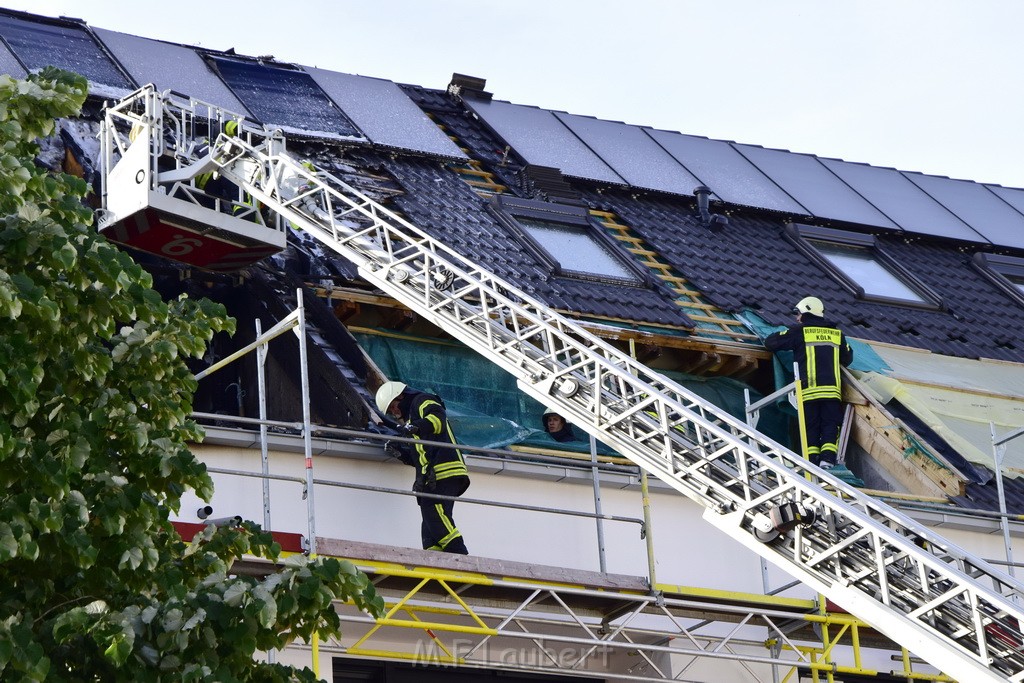 Feuer 2 Dachstuhl Koeln Dellbrueck Von der Leyen Str P151.JPG - Miklos Laubert